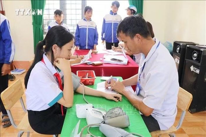 Nhân viên y tế Trạm Y tế xã Quảng Khê (Lâm Đồng) kiểm tra sức khỏe đầu năm học cho học sinh Trường Trung học cơ sở Nguyễn Du.