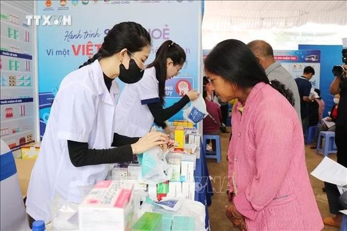 Cấp phát thuốc miễn phí và hướng dẫn người dân sử dụng thuốc đúng cách tại chương trình do Sở Y tế tỉnh Lâm Đồng phối hợp với các đơn tổ chức.