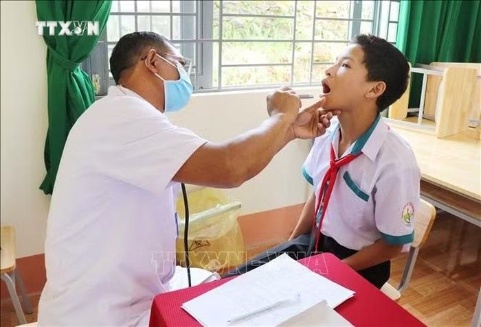 Bác sĩ Trạm Y tế xã Quảng Khê (Lâm Đồng) khám sức khỏe đầu năm học cho học sinh trường Trung học cơ sở Nguyễn Du.