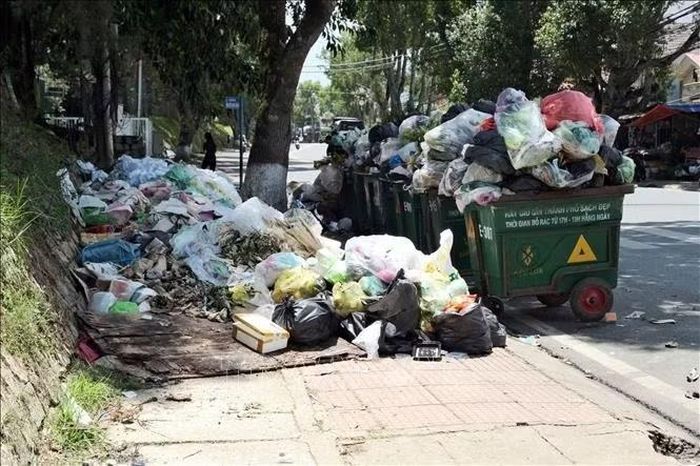 Hàng trăm tấn rác tồn đọng tại nhiều tuyến phố Đà Lạt khi Nhà máy xử lý chất thải rắn tạm dừng tiếp nhận rác gần 2 ngày do khó khăn về tài chính. Ảnh: TTXVN phát