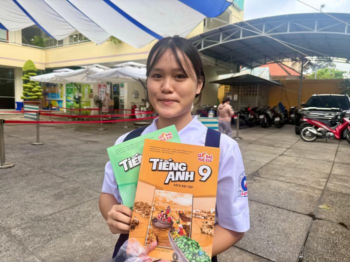 Niềm vui của học sinh TP Hồ Chí Minh khi đã có đủ SGK.