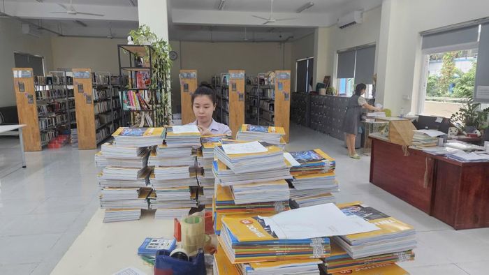 Thư viện trường cung cấp SGK cho học sinh đã đăng ký.