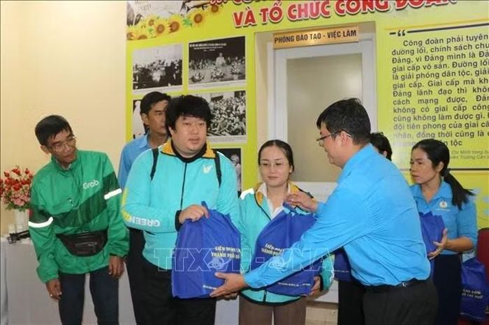 Lãnh đạo Trung tâm Tư vấn và Hỗ trợ người lao động Công đoàn Thành phố Hồ Chí Minh tặng quà cho các tài xế xe công nghệ có hoàn cảnh khó khăn.