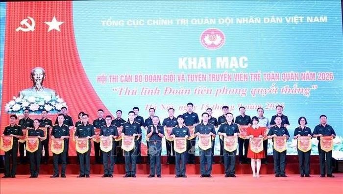 Thượng tướng Lê Quang Minh, Phó Chủ nhiệm Tổng cục Chính trị Quân đội nhân dân Việt Nam tặng cờ lưu niệm cho các đội tham dự hội thi. Ảnh: Tuấn Anh/TTXVN