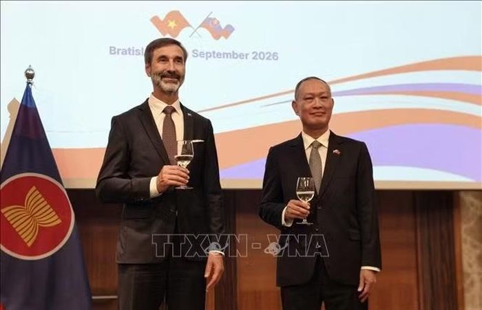 Đại sứ Việt Nam tại Slovakia Phạm Trường Giang và Bộ trưởng Ngoại giao và Các vấn đề châu Âu Slovakia Juraj Blanár. Ảnh: TTXVN phát