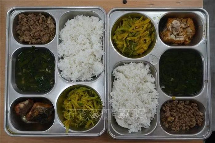 Suất ăn bán trú của học sinh phải đúng thực đơn, đủ định lượng, bảo đảm chất lượng, an toàn thực phẩm và được giao đến học sinh đúng thời gian.