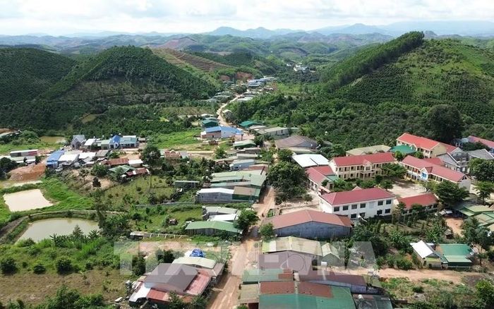 Cơ sở hạ tầng ở xã Tà Đùng (Lâm Đồng) được đầu tư phát triển từ chương trình mục tiêu quốc gia phát triển kinh tế xã hội vùng đồng bào dân tộc thiểu số và miền núi. Ảnh: TTXVN