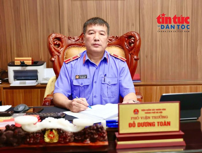 Phó Viện trưởng VKSND TP Hà Nội Đỗ Dương Toàn trao đổi với phóng viên Báo Tin tức và Dân tộc (TTXVN). Ảnh: Thế Đoàn