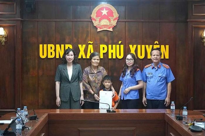 VKSND TP Hà Nội phối hợp với chính quyền kịp thời trao Giấy khai sinh cho cháu bé ở xã Phú Xuyên trước ngày khai giảng năm học mới.