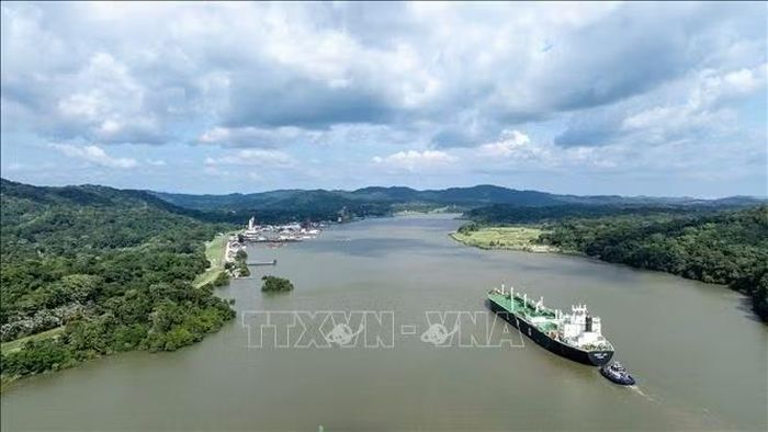 Tàu hàng di chuyển qua Kênh đào Panama. Ảnh tư liệu: THX/TTXVN