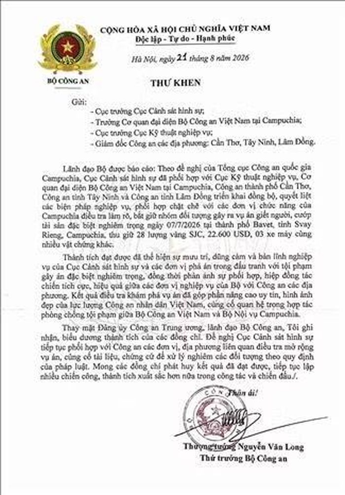 Thư khen của lãnh đạo Bộ Công an tới các đơn vị phối hợp việc truy bắt đối tượng. Ảnh: TTXVN phát