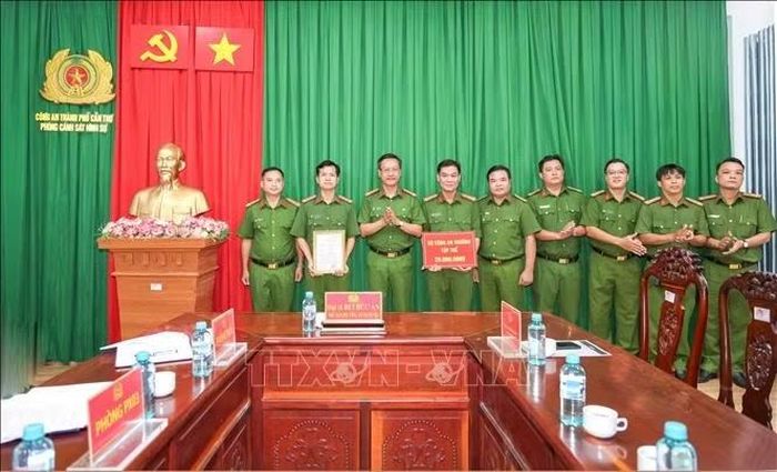 Đại tá Bùi Đức An, Phó Giám đốc Công an thành phố Cần Thơ, Thủ trưởng Cơ quan Cảnh sát điều tra trao thư khen và tiền thưởng đột xuất của Bộ trưởng Bộ Công an cho tập thể Phòng Cảnh sát hình sự có thành tích xuất sắc trong công tác phòng, chống tội phạm. Ảnh: TTXVN phát