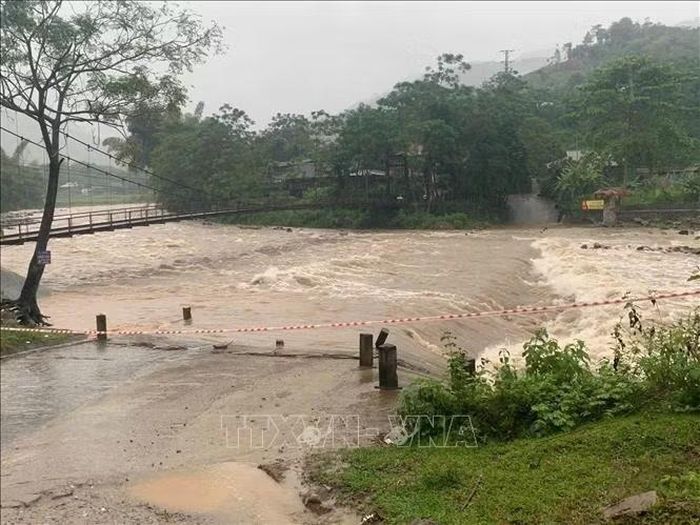 Nhiều đập tràn trên địa bàn tỉnh Lào Cai nước dâng cao, lực lượng chức năng căng dây không cho người và phương tiện lưu thông. Ảnh: TTXVN phát