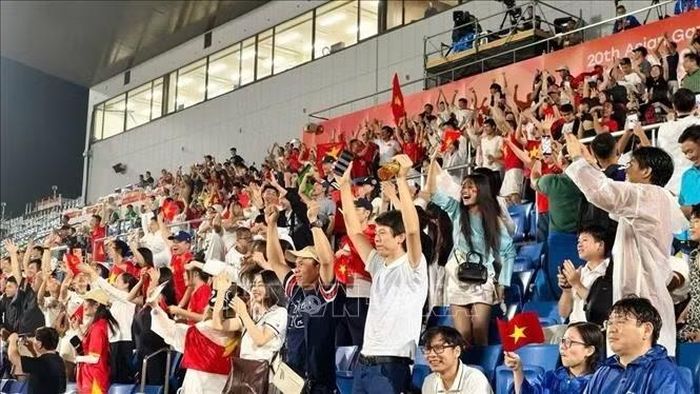 Cổ động viên Việt Nam trên sân Nagoya City Minato. Ảnh: Nguyễn Tuyến/PV TTXVN tại Nhật Bản