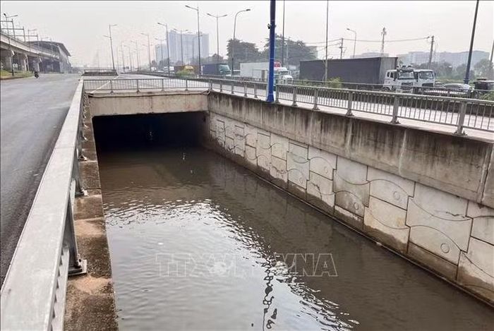Hầm chui trước Bến xe miền Đông mới ngập nước sau cơn mưa lớn. Ảnh: TTXVN phát