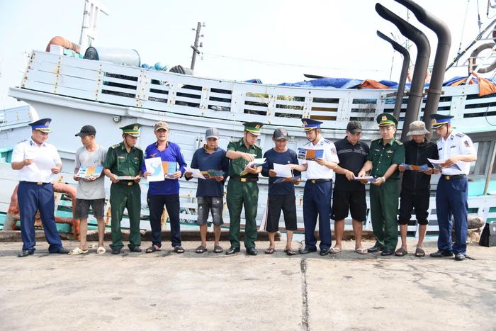 Bộ Tư lệnh Vùng Cảnh sát biển 3 chủ trì, phối hợp với Trạm Biên phòng Cửa khẩu cảng Vũng Tàu, Ban Chỉ huy Biên phòng cửa khẩu cảng Bà Rịa - Vũng Tàu, Bộ đội Biên phòng TP Hồ Chí Minh tuyên truyền chống khai thác IUU cho bà con ngư dân tại Cảng cá Cát Lở.