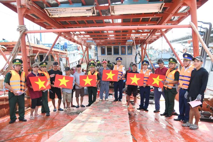 Trao tặng cờ Tổ quốc cho ngư dân phường Phước Thắng, Thành phố Hồ Chí Minh vươn khơi bám biển.