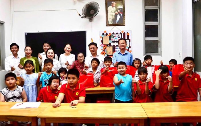 Ông Nguyễn Mạnh Cường, Phó Chủ tịch UBND TP Hồ Chí Minh thăm lớp học tình thương tại phường Thủ Dầu Một. Ảnh: MTTQ Phường