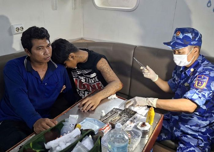 Quân y khâu vết thương cho ngư dân Danh Tiến.