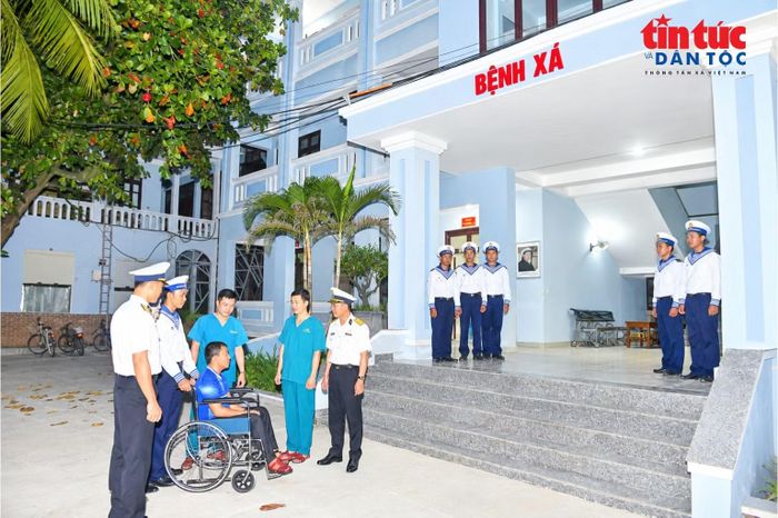 Ngư dân nhanh chóng được cán bộ, chiến sĩ đưa vào bệnh xá đảo cấp cứu.