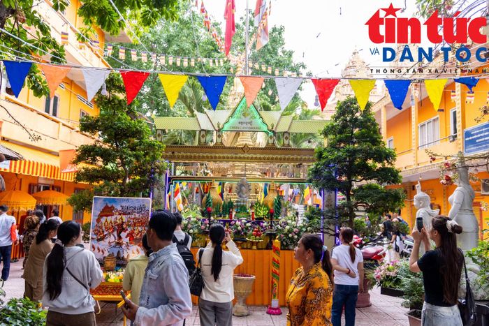 Bà con Khmer tham quan, lễ chùa dịp Tết cổ truyền Chôl Chnăm Thmây diễn ra hàng năm tại chùa Candaransi, phường Xuân Hòa, TP Hồ Chí Minh.