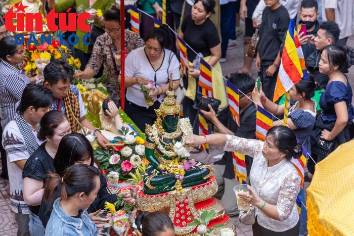 Bà con Khmer thực hiện nghi thức "tắm Phật" dịp Tết cổ truyền Chôl Chnăm Thmây diễn ra hàng năm tại chùa Candaransi, phường Xuân Hòa, TP Hồ Chí Minh.