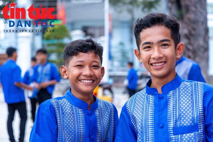 Các thanh thiếu niên Khmer ở Cần Thơ luôn có ý thức trong việc gìn giữ các giá trị văn hóa truyền thống trong cộng đồng.
