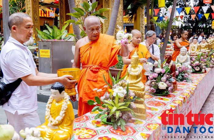Hòa thượng Danh Lung(thứ hai từ trái qua), Trụ trì chùa Phó Ban Trị sự Giáo hội Phật giáo Việt Nam TP Hồ Chí Minh, Trụ trì chùa Candaransi, phường Xuân Hòa (TP Hồ Chí Minh) luôn là tấm gương sáng của bà con Phật tử Khmer Nam Bộ.