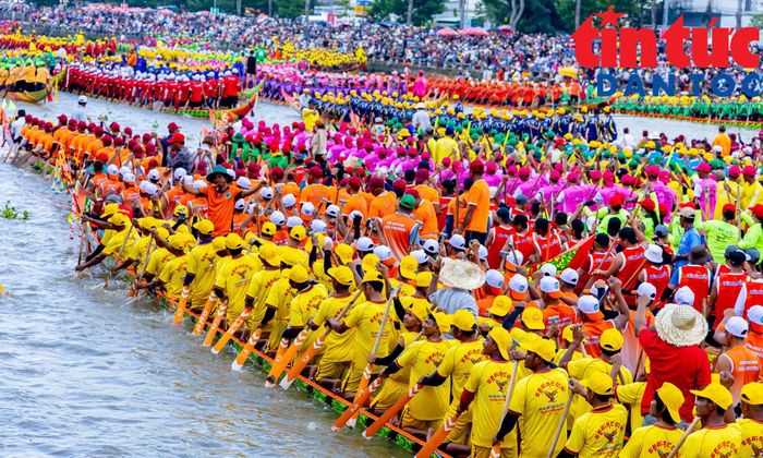 Đua ghe Ngo - Một trong những môn thể thao truyền thống của đồng bào Khmer ở Nam Bộ.