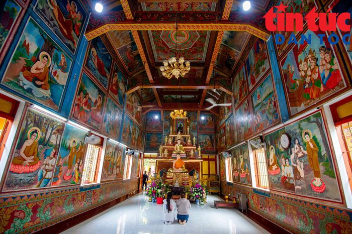 Bên trong chánh điện của chùa Candaransi, phường Xuân Hòa, TP Hồ Chí Minh là nơi sinh hoạt tín ngưỡng của đồng bào Khmer, xung quanh được thiết trí nhiều tranh vẽ minh họa các câu chuyện gắn liền với cuộc đời Đức Phật.