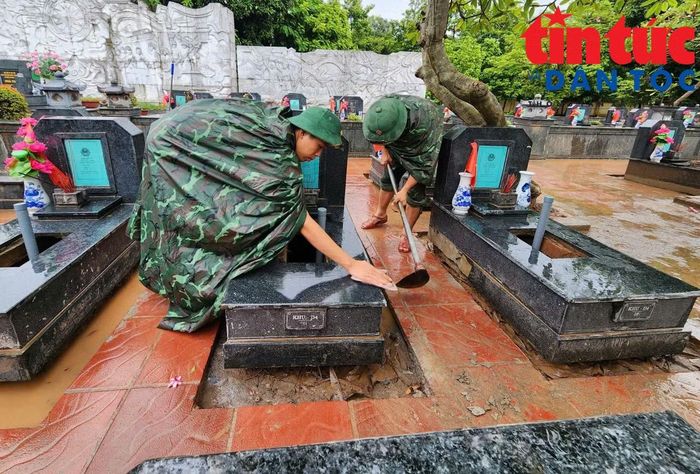 Các chiến sĩ thuộc Bộ Tư lệnh Thủ đô đang dọn dẹp Nghĩa Trang Mai dịch sau khi hoàn thành lấy mẫu ADN xác định danh tính hài cốt liệt sĩ.