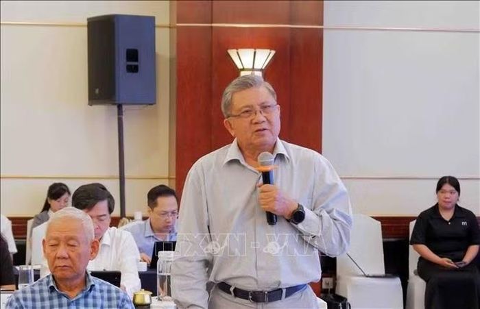 Ổng Nguyễn Văn Giàu, nguyên Chủ nhiệm Ủy ban Kinh tế, nguyên Chủ nhiệm Ủy ban Đối ngoại của Quốc hội phát biểu tại hội thảo.