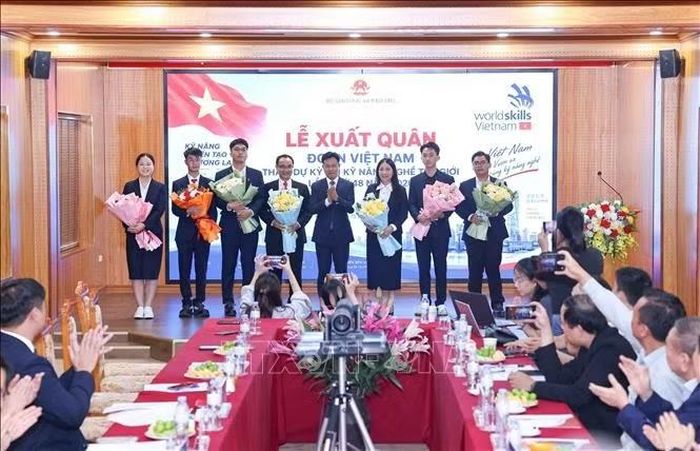 Thứ trưởng Bộ Giáo dục và Đào tạo Lê Quân tặng hoa chúc mừng, động viên đoàn. Ảnh: Thanh Tùng/TTXVN