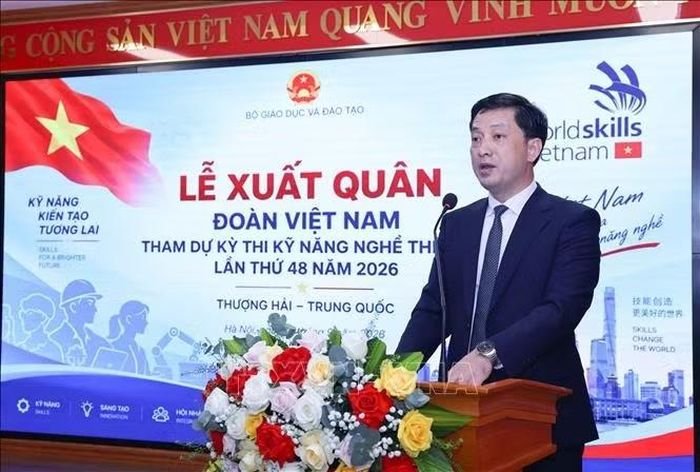 Hiệu trưởng Trường Trung cấp nghề Giao thông công chính Hà Nội Trần Việt Hùng phát biểu. Ảnh: Thanh Tùng/TTXVN