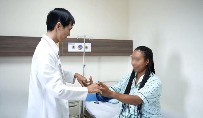 Du khách nước ngoài bị đột quỵ khi đang du lịch tại Việt Nam, được bác sĩ Bệnh viện Đa khoa Xuyên Á cấp cứu. Ảnh: BV