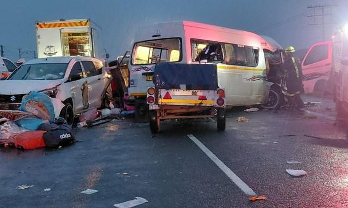 Một vụ tai nạn liên hoàn kinh hoàng ở Nam Phi đã khiến ít nhất 21 người thiệt mạng. Nguồn: WCLiveTraffic