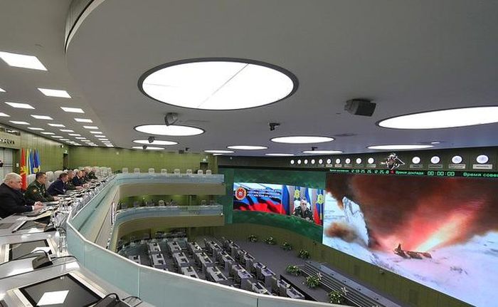 Từ Trung tâm Quốc gia về Kiểm soát Quốc phòng, Tổng thống Nga Vladimir Putin cùng các quan chức hàng đầu theo dõi một vụ phóng thử tên lửa siêu vượt âm Avangard, tháng 12/2018. Ảnh: Kremlin.ru