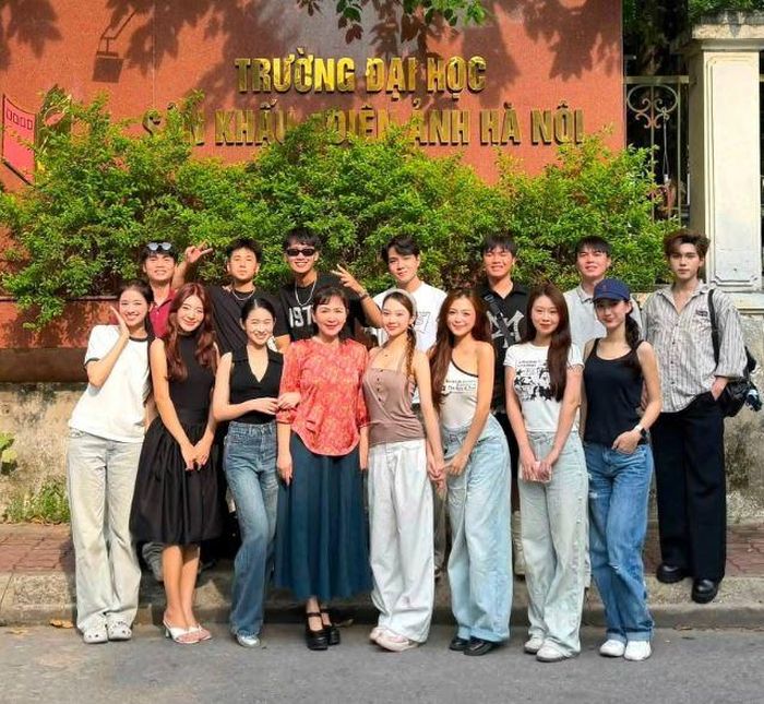 NSND Minh Hòa (áo đỏ) bên các sinh viên trường ĐH Sân khấu Điện ảnh Hà Nội. (Ảnh: FBNV)