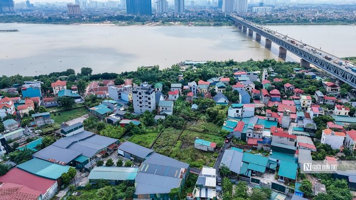 Theo phương án, Hà Nội không đặt mục tiêu di dời toàn bộ khu dân cư hiện hữu. Việc di dời, tái thiết chỉ áp dụng với những khu vực không bảo đảm an toàn phòng, chống và thoát lũ; nằm trong phạm vi mở đường giao thông; thuộc khu vực "phòng khách đô thị" hoặc nằm trong các dự án đô thị định cư, đa mục tiêu đã được chấp thuận chủ trương đầu tư.
