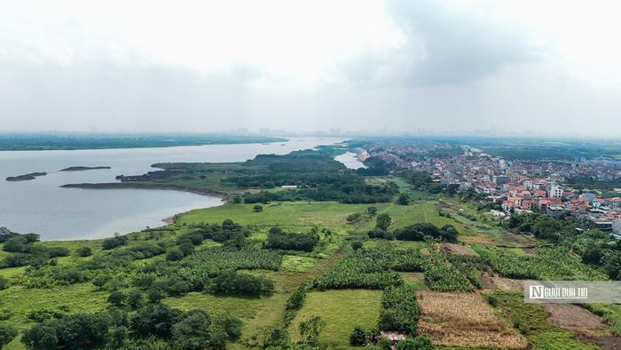 Phân đoạn này rộng khoảng 3.436ha, dân số khoảng 160.000 người. Trong ảnh là khu dân cư và bãi bồi ngoài sông thuộc địa phận xã Ô Diên.
