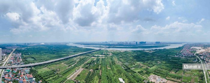 Đây được xác định là khu vực trọng tâm, đóng vai trò "phòng khách đô thị" của Thủ đô. Trong ảnh là khu vực bãi sông Hồng thuộc xã Vĩnh Thanh hướng trung tâm thành phố.