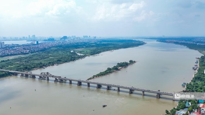 Đây sẽ là không gian tái thiết đô thị, dịch vụ tài chính, thương mại, đổi mới sáng tạo, với các công trình điểm nhấn tạo liên kết giữa Hồ Tây và Cổ Loa. Trong ảnh là khu vực cầu Long Biên nhìn từ trên cao.