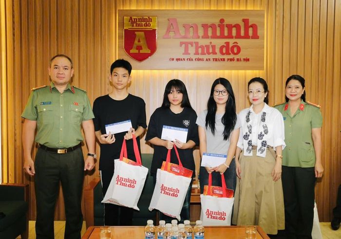 Nhật Linh (thứ ba từ trái sang) và niềm vui trúng tuyển vào trường Cao đẳng Cảnh sát nhân dân I, tiếp bước người cha. Nguồn ảnh Tân Hiệp Phát