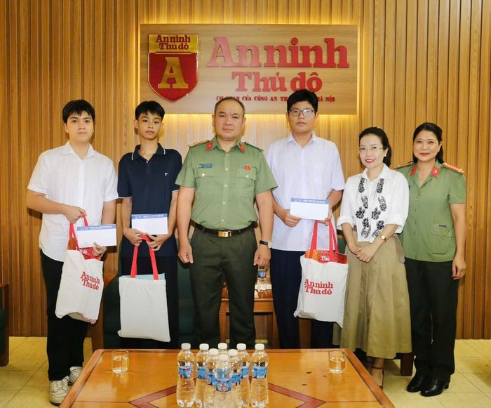 Trung tá Đỗ Trần Quân và đại diện Tân Hiệp Phát trao quà trung thu cho các cháu trong chương trình Cùng em vững bước tương lai. Nguồn ảnh Tân Hiệp Phát