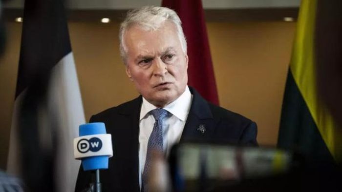 Tổng thống Lithuania Gitanas Nauseda trao đổi với các nhà báo tại Trung tâm Khoa học Arktikum, trong khuôn khổ Hội nghị Thượng đỉnh Bắc Cực châu Âu, ở Rovaniemi, Phần Lan, ngày 14/9/2026. (Ảnh: Jouni Porsanger/Lehtikuva/AFP qua France24)