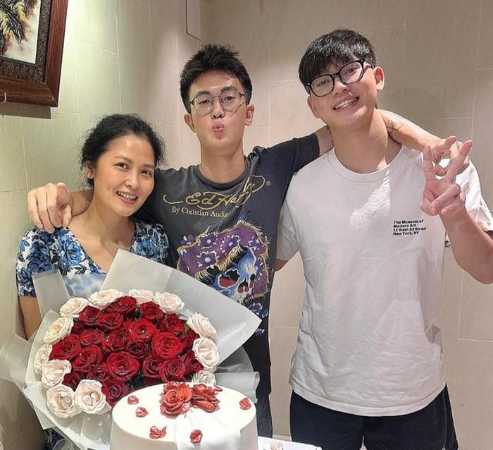 Diễn viên Thúy Hà và 2 con trai.