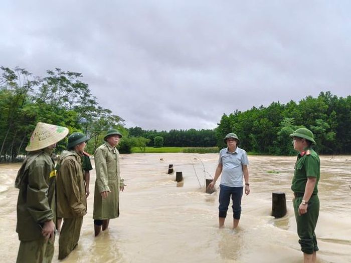 Tại xã Hóa Quỳ, giao thông cũng bị chia cắt nhiều điểm ( Ảnh: CTV)