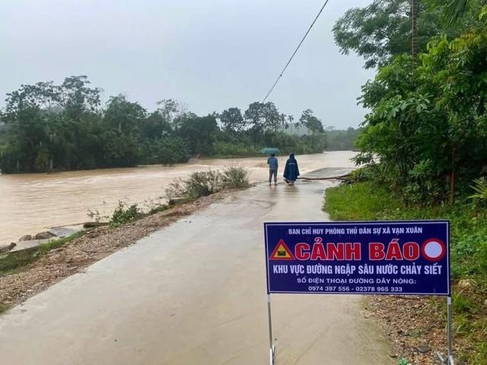 Người dân không nên qua lại các điểm cầu tràn ngập lụt, nguy hiểm. (Ảnh: CTV)