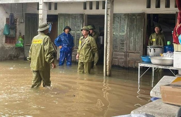Nhà dân ở xã Hoằng Sơn bị ngập trong nước. (Ảnh: CTV)