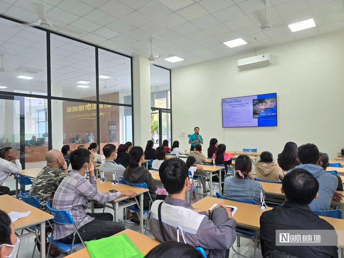 Tham gia phiên giao dịch, người lao động được tư vấn, giới thiệu việc làm miễn phí.